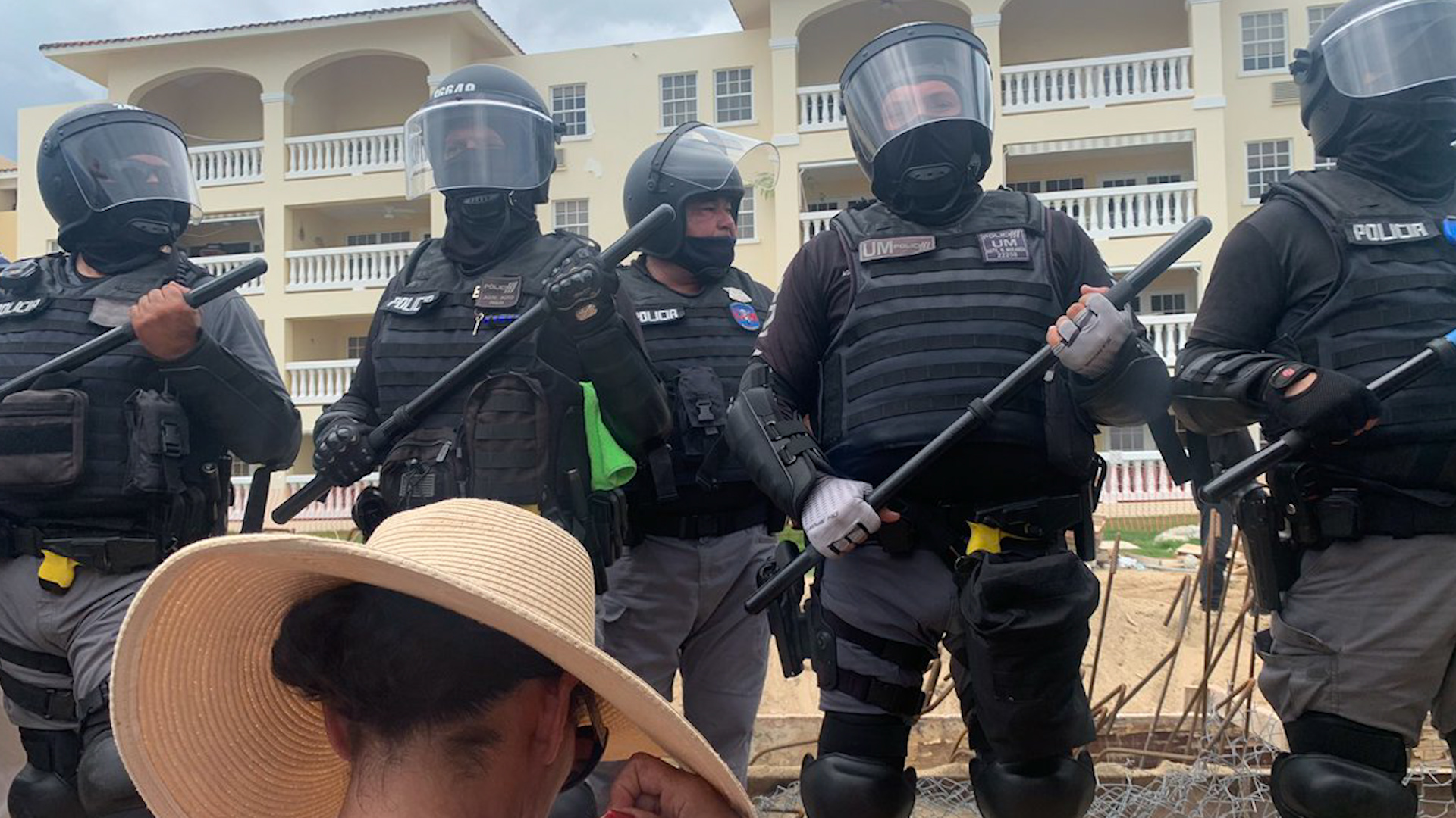 Tensan policías manifestación contra construcción de piscina en zona de playa de Rincón | Tu Ciudad Politica Puerto Rico - Vimarsana News