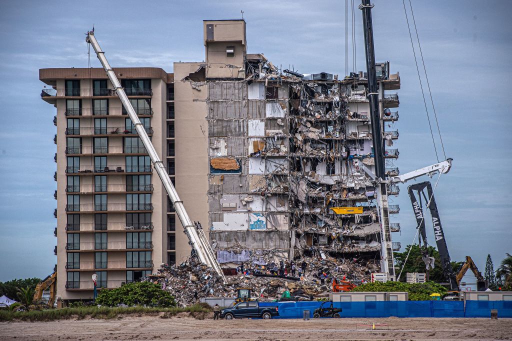 Un foco y un portón, lo que Surfside pidió reparar en la Champlain Towers South un mes antes del colapso | Noticias Univision Estados Unidos - Vimarsana News