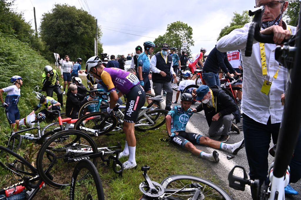 Tour de Francia: El letrero que causó un accidente en el primer Tour de Francia con espectadores tras la pandemia | Noticias Univision Mundo - Vimarsana News