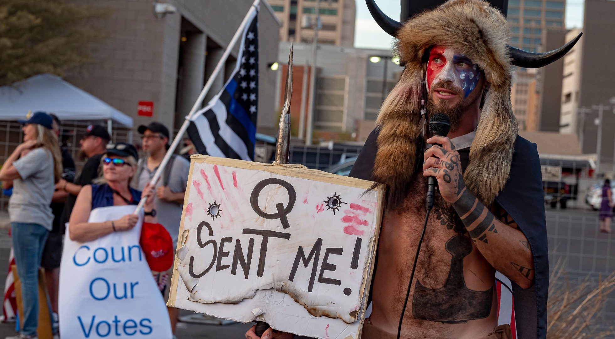 El Shaman de Arizona arrestado tras los disturbios en el Capitolio el 6 de enero, ha intentado sin exito salir en libertad en tres oportunidades | Univision Phoenix KTVW - Vimarsana News