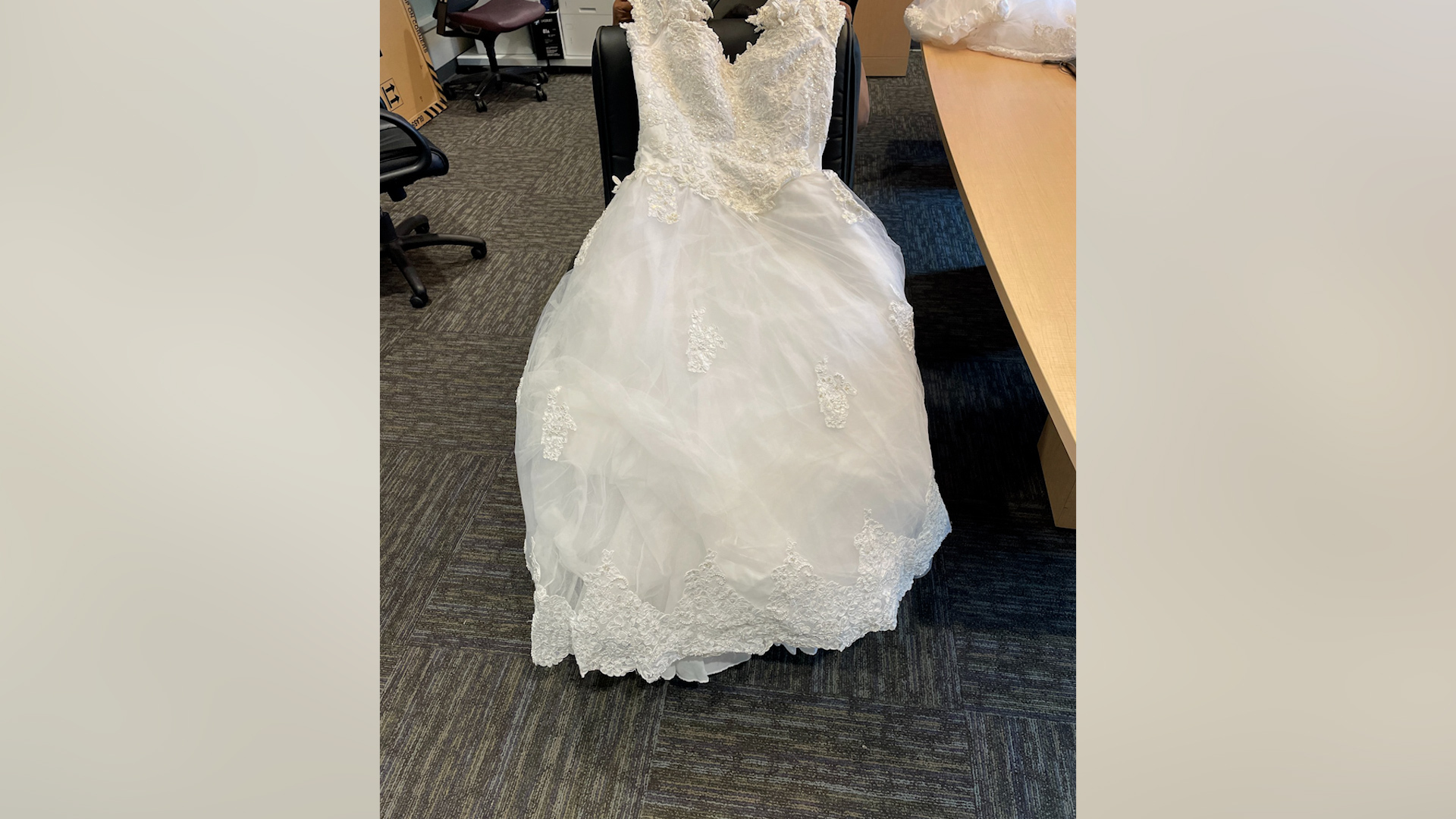 Autoridades encuentran un vestido de novia en una carretera en Frisco | Univision 23 Dallas Ft. Worth KUVN - Vimarsana News