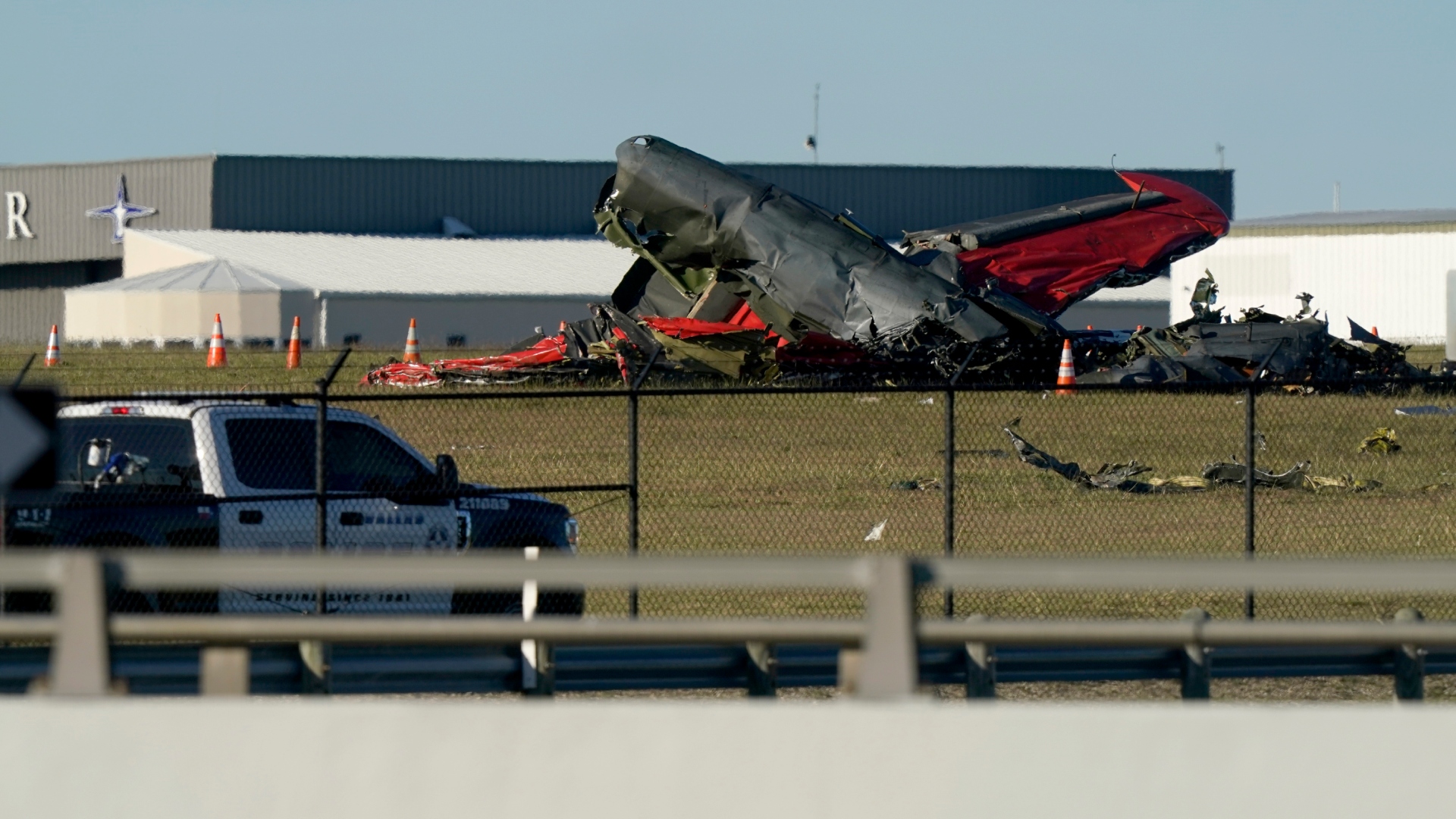 Seis muertos deja el choque de dos aviones militares históricos durante un espectáculo aéreo en