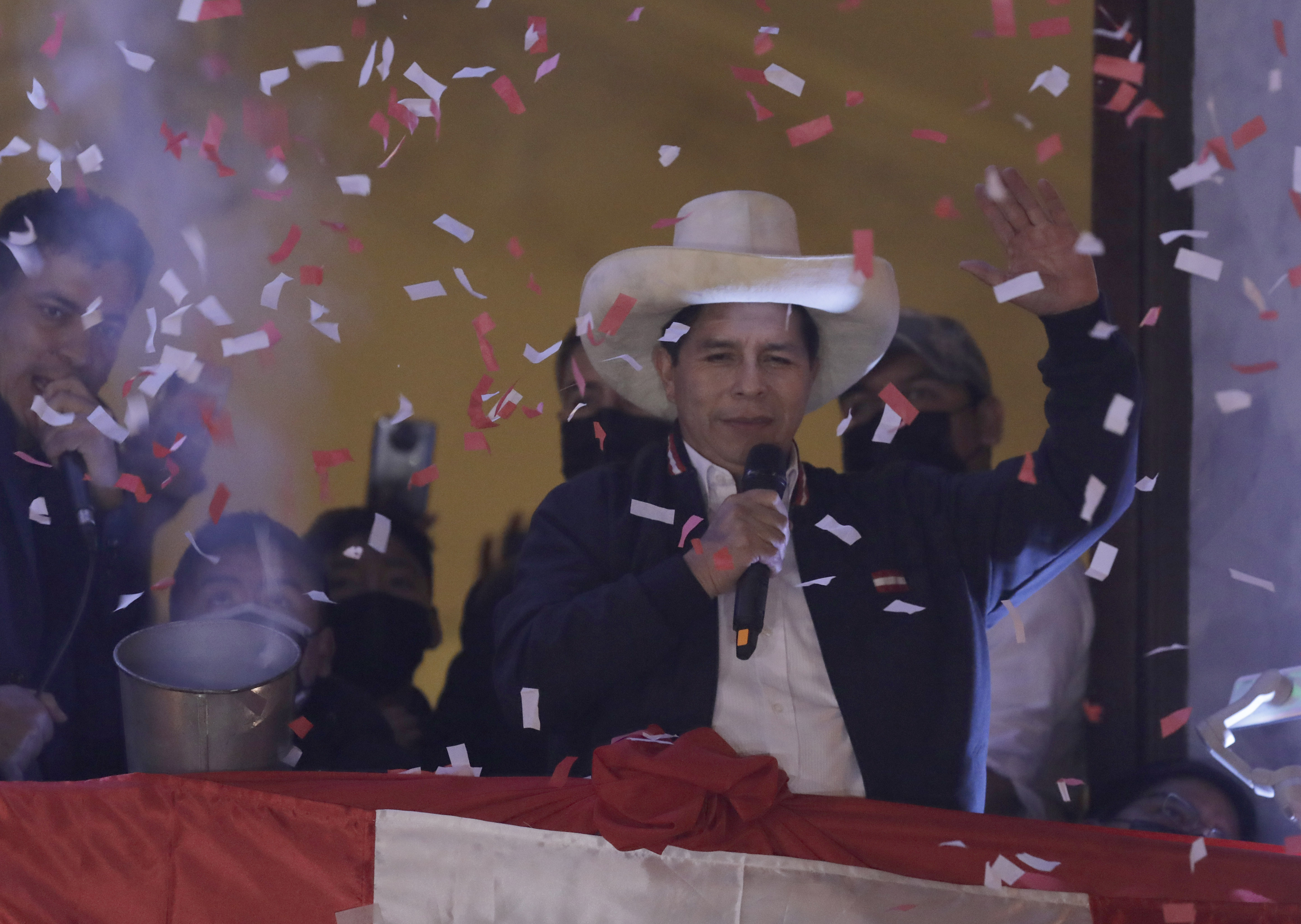 Elecciones Perú: Jurado Electoral proclama ganador de las elecciones presidenciales a Pedro Castillo | Noticias Univision América Latina - Vimarsana News