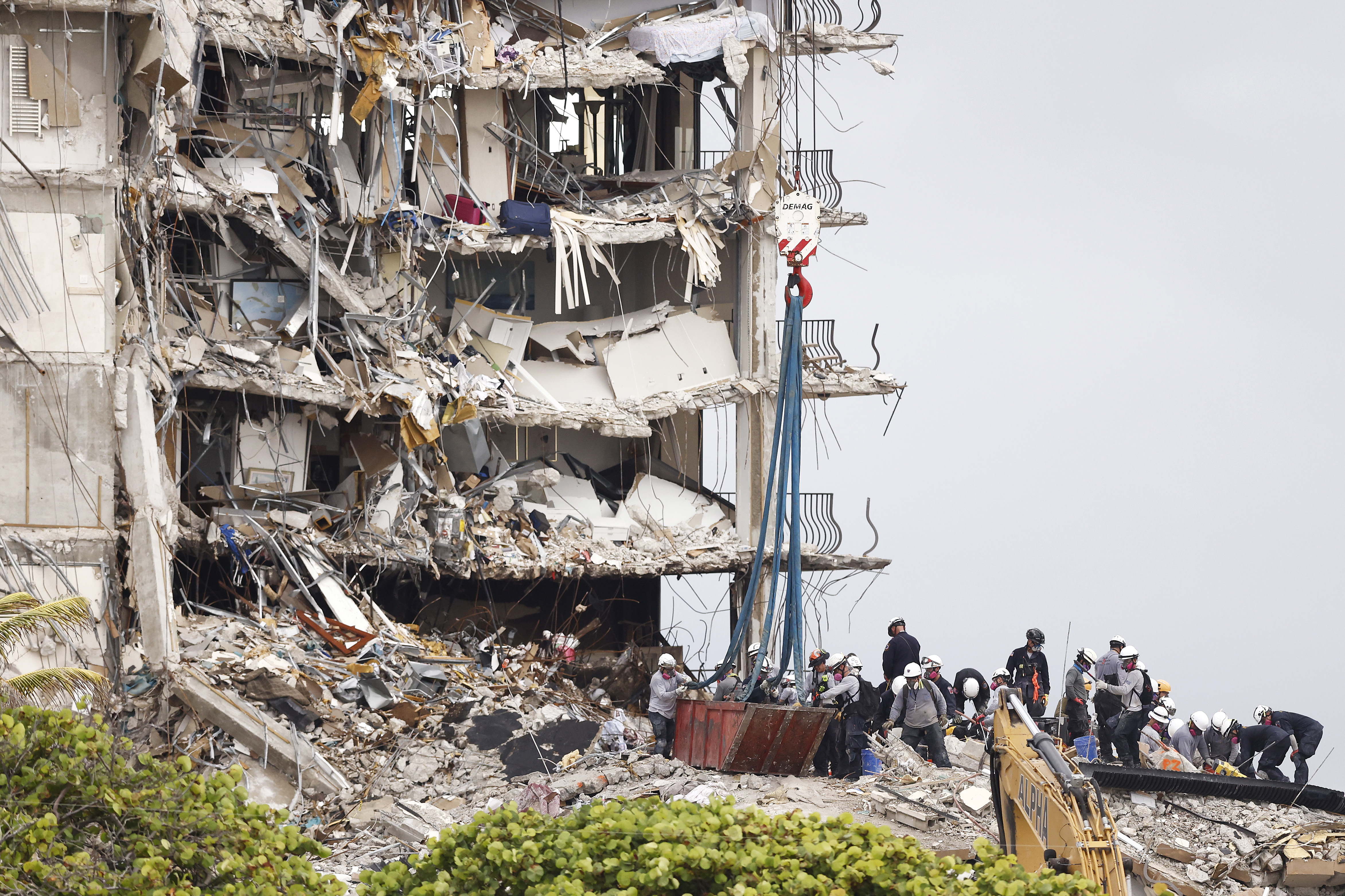 Aumentan a 18 las muertes del derrumbe del edificio Champlain Towers en Surfside, hay 145 desaparecidos | Univision 23 Miami WLTV - Vimarsana News