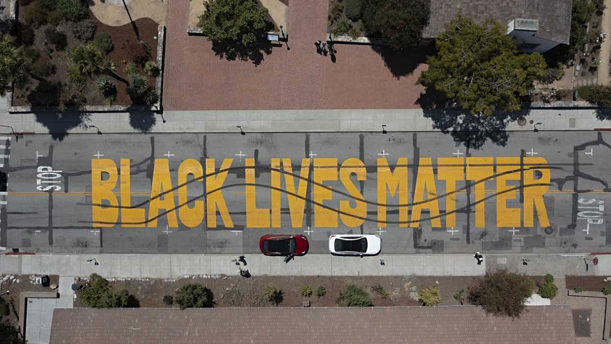 Arrestan a dos jóvenes blancos por vandalizar un mural de 'Black Lives Matter' en Santa Cruz | Univision 14 San Francisco KDTV - Vimarsana News