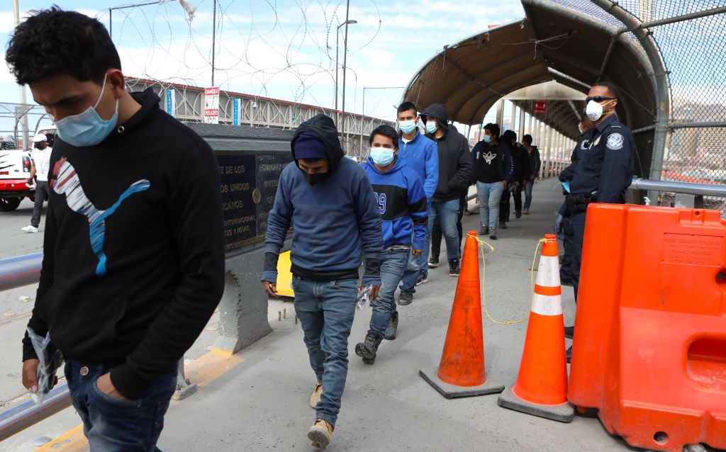 Inmigrantes son acusados por volver a EEUU tras ser deportados | Noticias Univision Inmigración - Vimarsana News